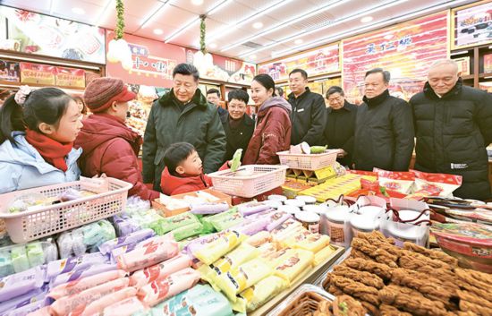 　　2024年2月1日至2日，中共中央總書記、國家主席、中央軍委主席習(xí)近平來到天津，看望慰問基層干部群眾。這是1日下午，習(xí)近平在天津古文化街考察時(shí)，走進(jìn)店鋪同現(xiàn)場群眾互動(dòng)交流。 新華社記者 謝環(huán)馳/攝