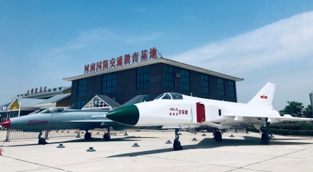 由中國人民解放軍空軍贈送的兩架退役的殲7和殲8戰(zhàn)機，在國教基地門口供參觀者拍照合影_副本.jpg
