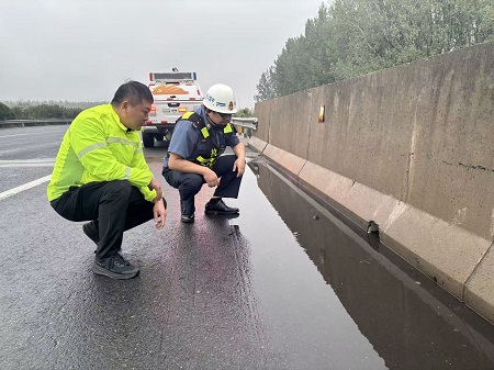 1758850222337.jpg 搶抓降雨間歇“黃金期” 聯(lián)合養(yǎng)護(hù)部門開展隱患排查.jpg